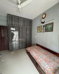 2 BHK + Pooja Room,Servant Room Apartment For Sale in Kandivali West