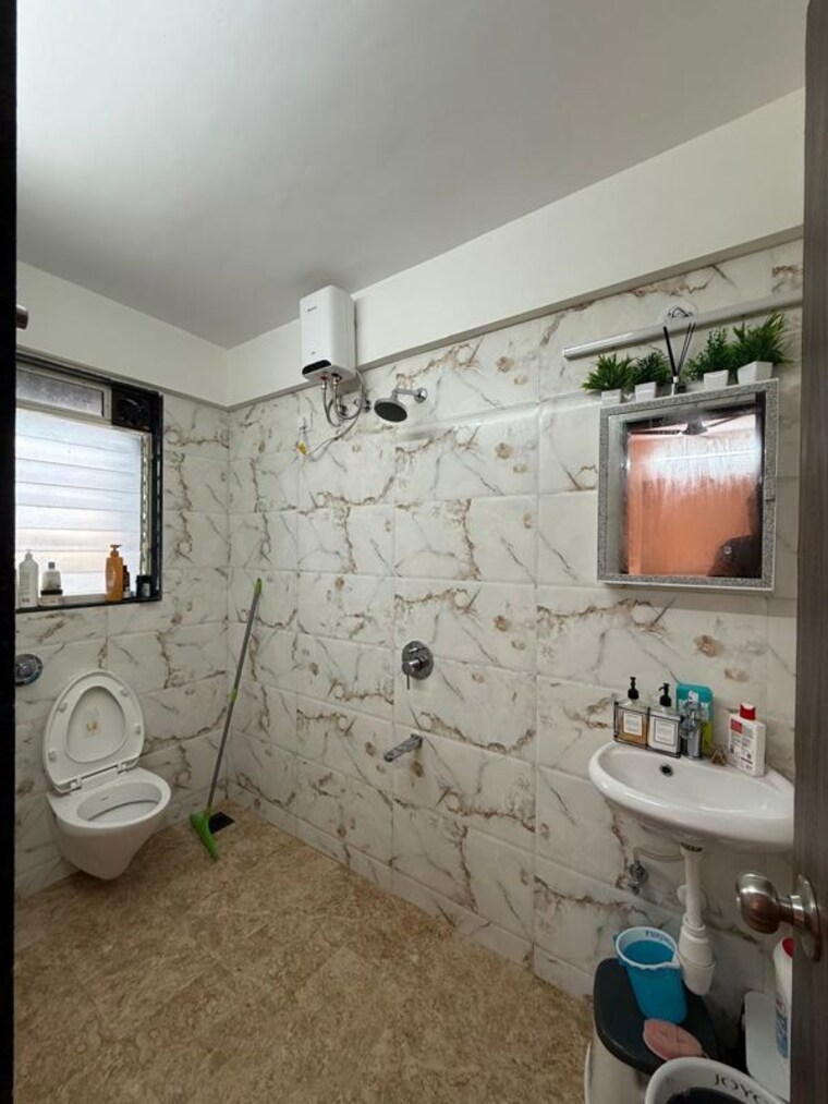 Bathroom, chembur 2 Bedroom 900 Sq.Ft. Apartment In Chembur Mumbai 10066725