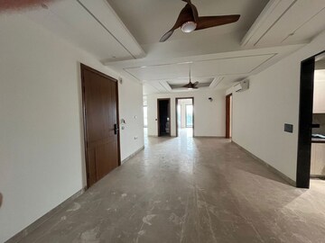 Building Lobby in 4 BHK Builder Floor at DLF Imperial Residences, Dlf Phase I – for Sale