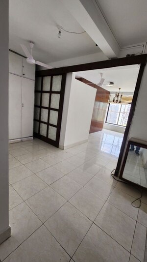 Room in 4 BHK Apartment at Raheja Township, Malad East – for Rent