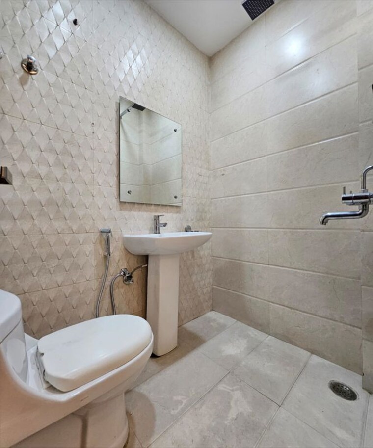 Bathroom, shanti-plaza-vaishali 3.5 Bedroom 1600 Sq.Ft. Builder Floor In Vaishali Sector 4 Ghaziabad 10066919