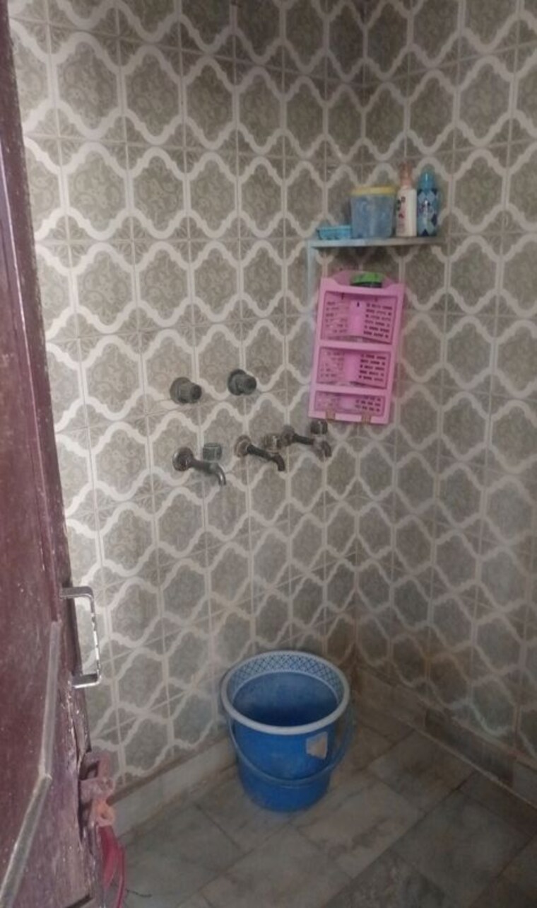 Bathroom, patel nagar 1 RK 350 Sq.Ft. Builder Floor In Patel Nagar Delhi 10066951
