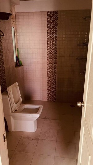 Attached Bathroom in 2 BHK Independent House at Gomti Nagar – for Rent