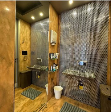 Bathroom in 4 BHK Apartment at Capri Heights Apartment, Pali Hill – for Rent