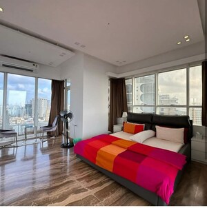 Bedroom in 4 BHK Apartment at Capri Heights Apartment, Pali Hill – for Rent