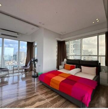 Bedroom in 4 BHK Apartment at Capri Heights Apartment, Pali Hill – for Rent