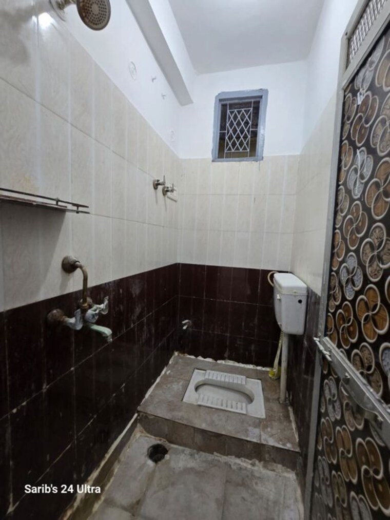 Bathroom, jogabai extension 2 Bedroom 450 Sq.Ft. Apartment In Jogabai Extension Delhi 10067003