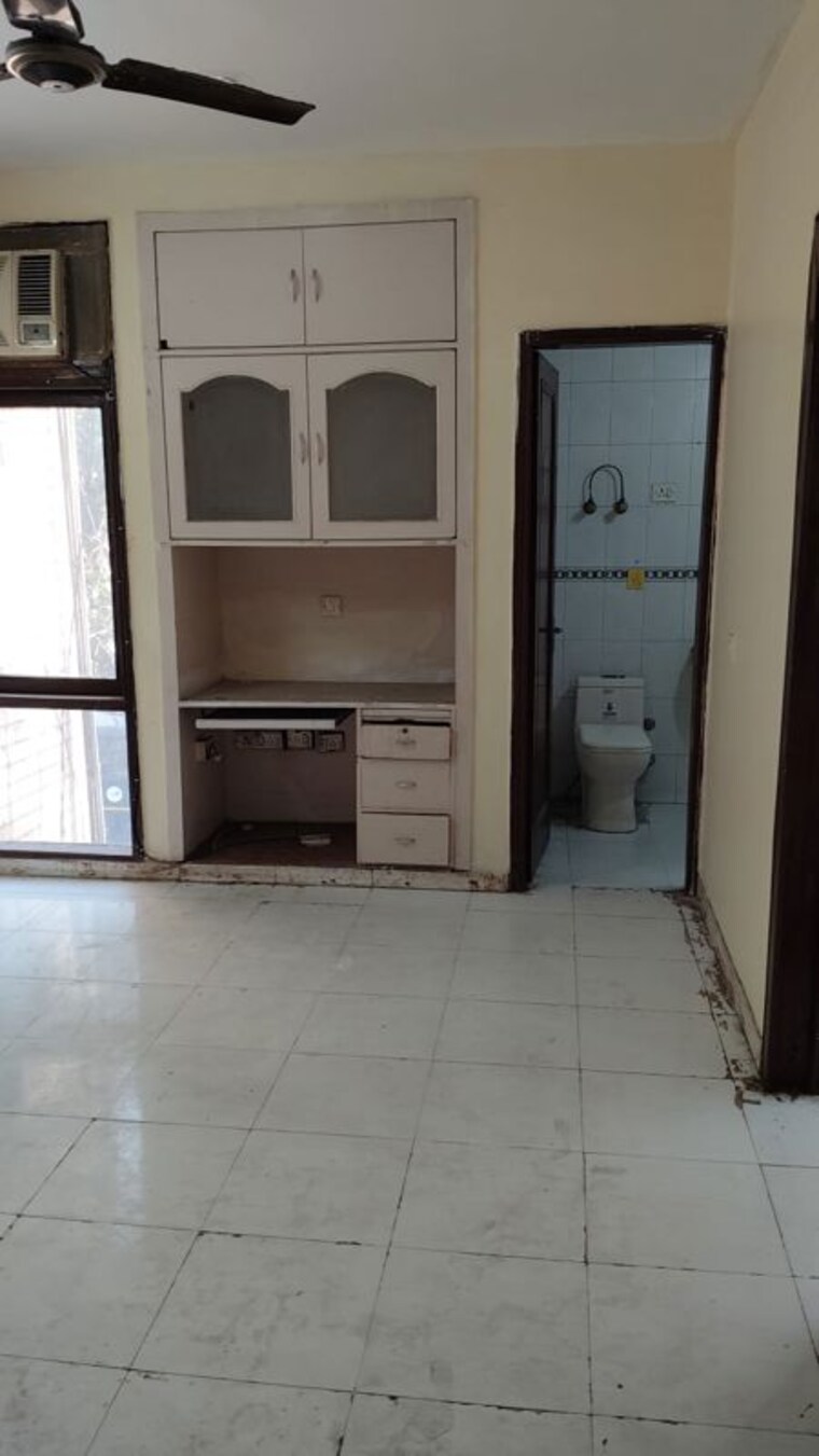 Bathroom, hauz khas 3 Bedroom 2001 Sq.Ft. Apartment In Hauz Khas Delhi 10067008