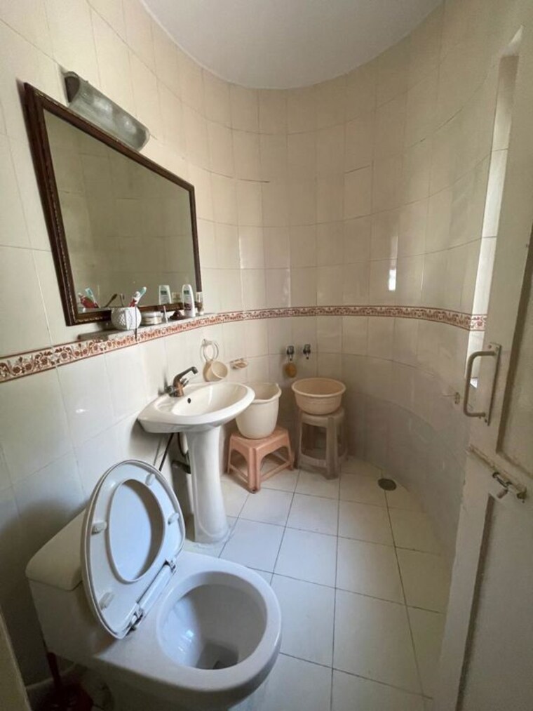 Bathroom, arun-vihar-sector-37 2 Bedroom 750 Sq.Ft. Apartment In Sector 37 Noida 10067037