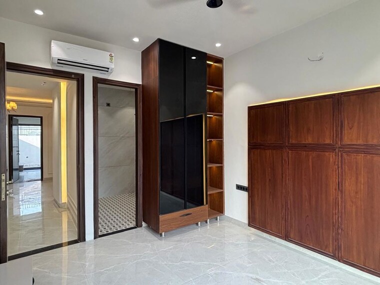 Room, sector 11 5 Bedroom 1000 Sq.Yd. Builder Floor In Sector 11 Chandigarh 10067045