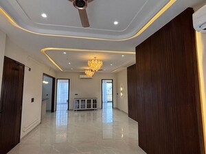 Room in 5 BHK Builder Floor at Sector 11 – for Rent