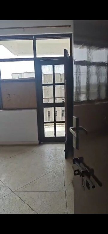 Room in 3 BHK Apartment at Prateek Kunj Apartment, Sector 21c – for Sale