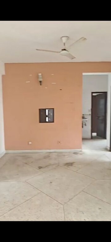 Room in 3 BHK Apartment at Prateek Kunj Apartment, Sector 21c – for Sale