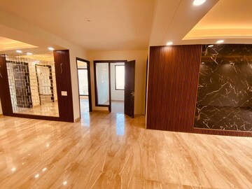 Room in 4 BHK Builder Floor at Sector 21a – for Sale