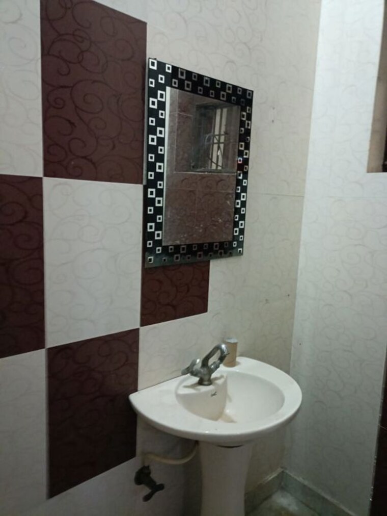 Bathroom, sector 10 3 Bedroom 1800 Sq.Ft. Builder Floor In Sector 10 Faridabad 8580451