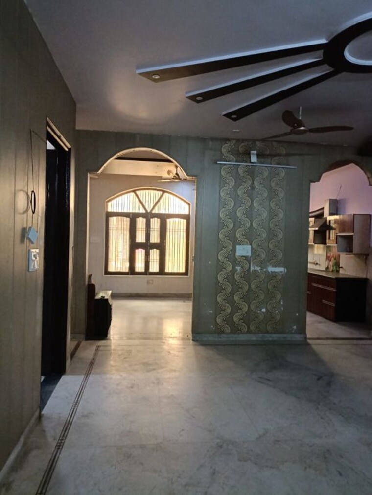  Parking, sector 10 3 Bedroom 1800 Sq.Ft. Builder Floor In Sector 10 Faridabad 8580451