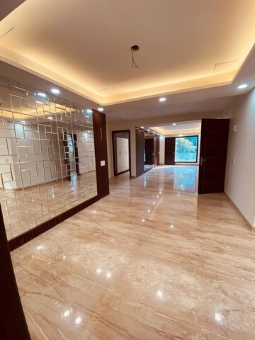 Room in 4 BHK Builder Floor at Sector 21a – for Sale