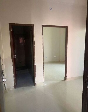 Room in 2 BHK Apartment at Husainganj – for Rent