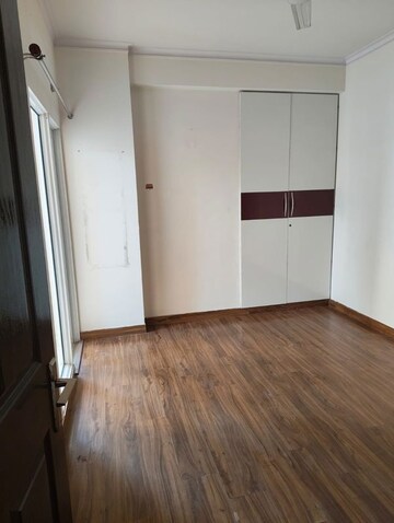 Room in 2 BHK Apartment at JM Florence, Tech Zone 4 Greater Noida – for Rent