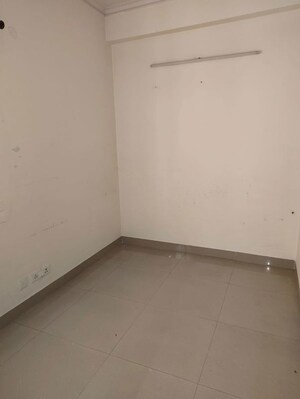 Room in 2 BHK Apartment at JM Florence, Tech Zone 4 Greater Noida – for Rent