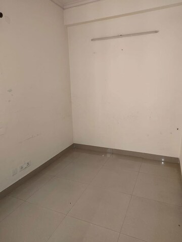 Room in 2 BHK Apartment at JM Florence, Tech Zone 4 Greater Noida – for Rent