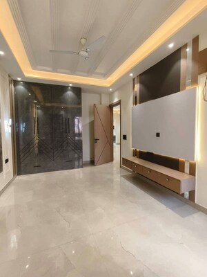 Room in 3 BHK Apartment at Smart World Orchard, Sector 61 – for Sale