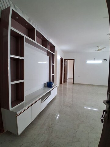 Room in 4 BHK Apartment at Uninav Utopia, Morti – for Rent