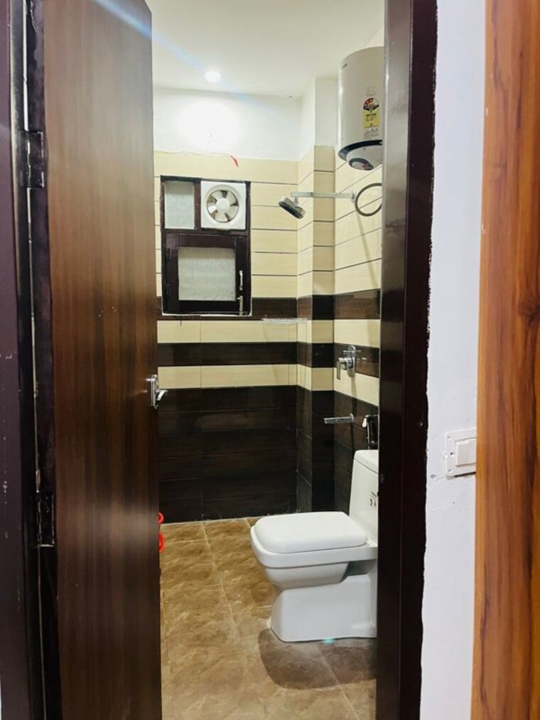 Bathroom, delhi-heights 3 Bedroom 200 Sq.Yd. Apartment In Gazipur Delhi 10067433