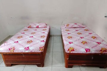 Bedroom in  Pg at Chanarthal rd – for Rent