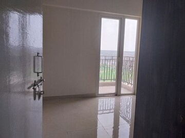 Room in 3 BHK Apartment at Signature Global Golf Greens, Sector 79 – for Rent