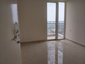 Room in 3 BHK Apartment at Signature Global Golf Greens, Sector 79 – for Rent