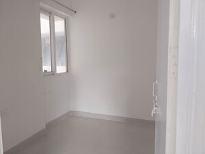 Room in 3 BHK Apartment at Signature Global Golf Greens, Sector 79 – for Rent