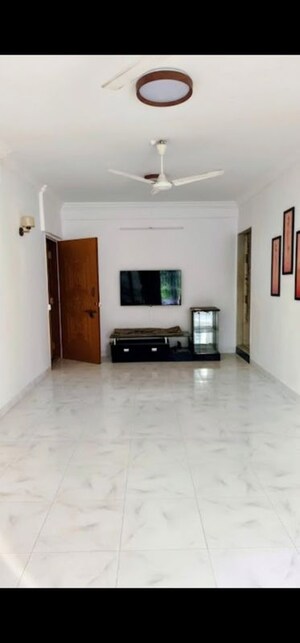 Room in 2 BHK Apartment at Karachi Citizens CHS, Juhu – for Rent