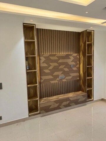 Room in 4 BHK Apartment at DLF Park Place, Sector 54 – for Sale