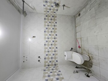 Bathroom in 4 BHK Builder Floor at Green Fields Colony – for Rent
