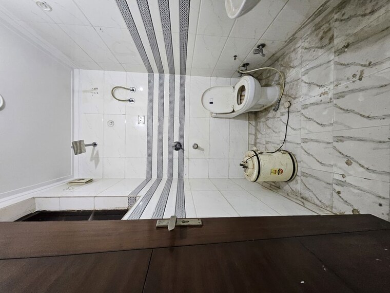 Bathroom, green fields colony 4 Bedroom 2430 Sq.Ft. Builder Floor In Green Fields Colony Faridabad 10067685