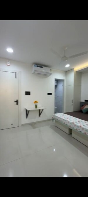 Team Area in 1 BHK Apartment at Vijay Nagar – for Rent