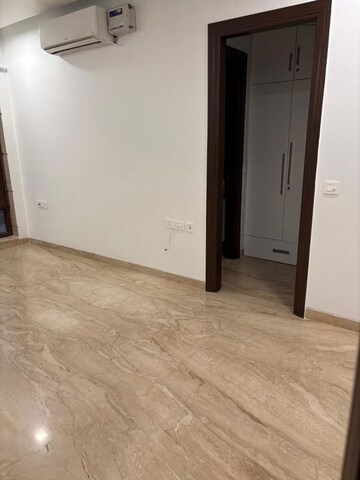 Room in 3 BHK Builder Floor at DLF Atria, Dlf Phase ii – for Rent