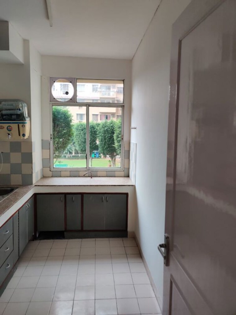 Bathroom, dlf-oakwood-estate 4 Bedroom 1767 Sq.Ft. Apartment In Dlf Phase ii Gurgaon 10067890