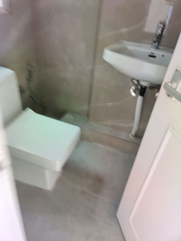 Bathroom, dlf-oakwood-estate 4 Bedroom 1767 Sq.Ft. Apartment In Dlf Phase ii Gurgaon 10067890