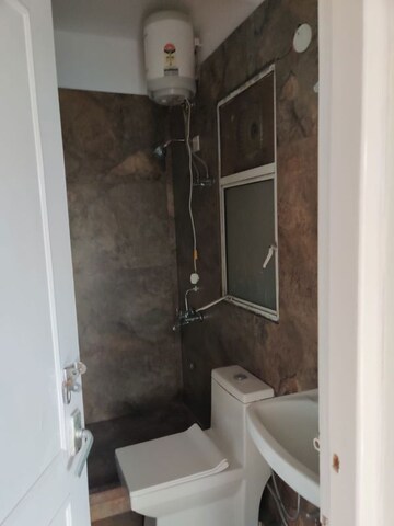 Furnished Amenities in 4 BHK Apartment at DLF Oakwood Estate, Dlf Phase ii – for Rent