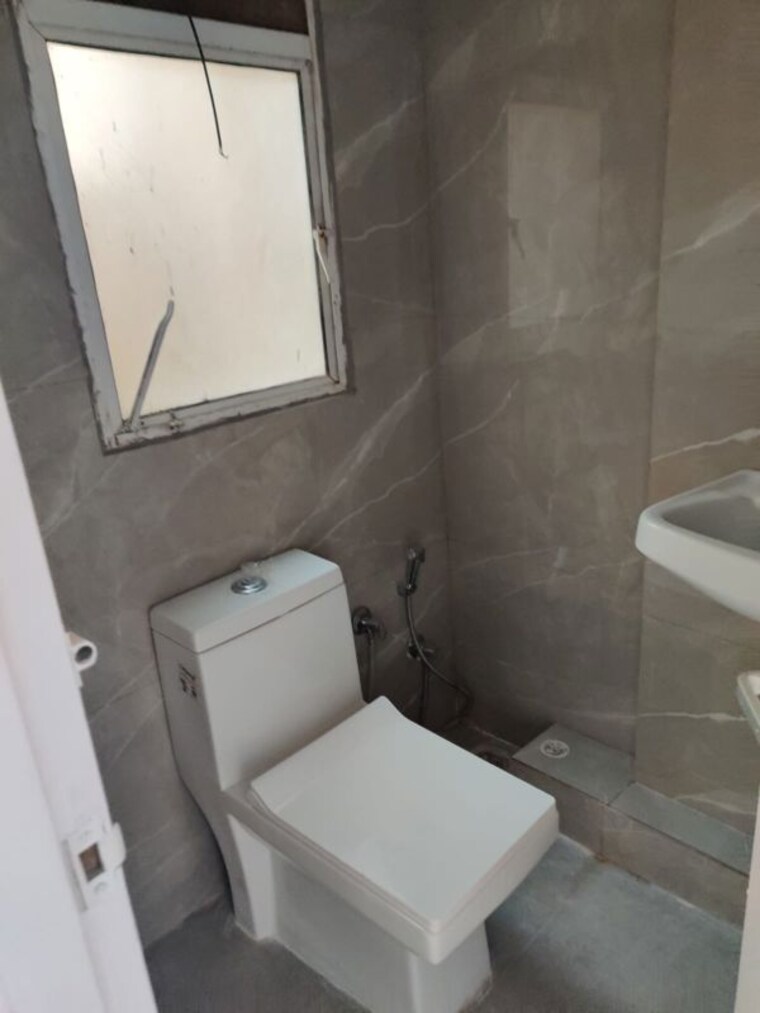 Bathroom, dlf-oakwood-estate 4 Bedroom 1767 Sq.Ft. Apartment In Dlf Phase ii Gurgaon 10067890