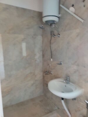 Bathroom in 4 BHK Apartment at DLF Oakwood Estate, Dlf Phase ii – for Rent