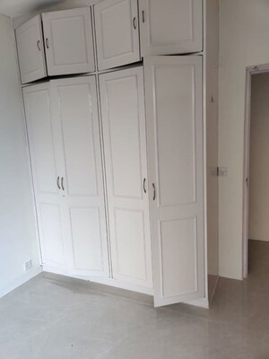 Building Lobby in 4 BHK Apartment at DLF Oakwood Estate, Dlf Phase ii – for Rent