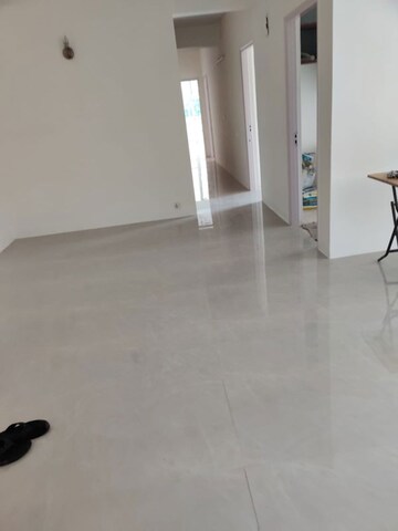 Room in 4 BHK Apartment at DLF Oakwood Estate, Dlf Phase ii – for Rent