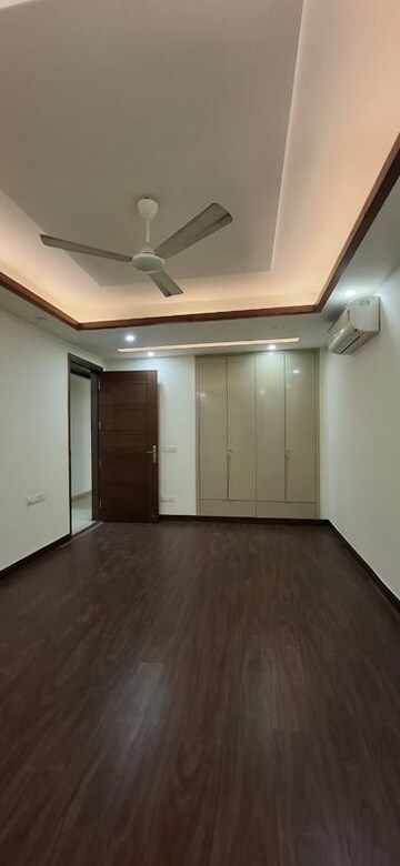 Room in 3 BHK Builder Floor at Defence Colony – for Rent