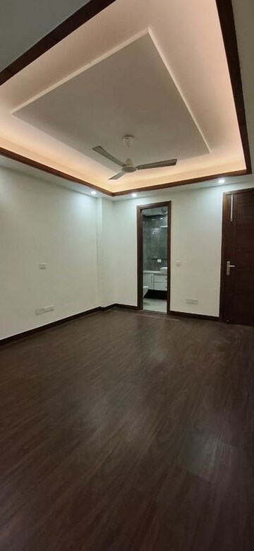 Room in 3 BHK Builder Floor at Defence Colony – for Rent