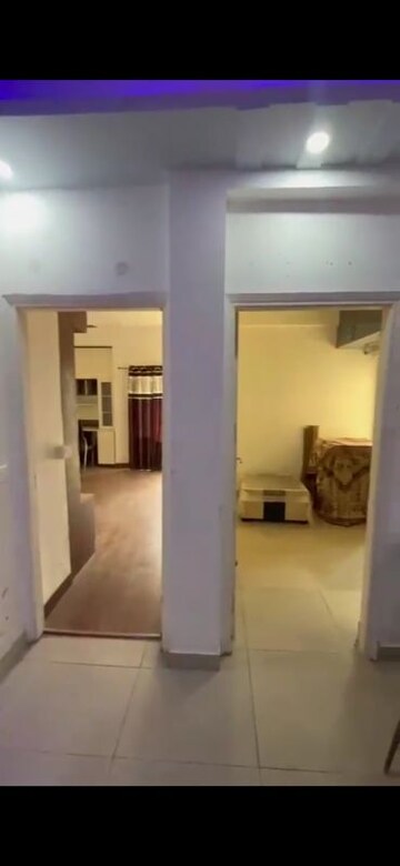 Room in 2.5 BHK Apartment at Ajnara Le Garden, Sector 16b Greater Noida – for Rent