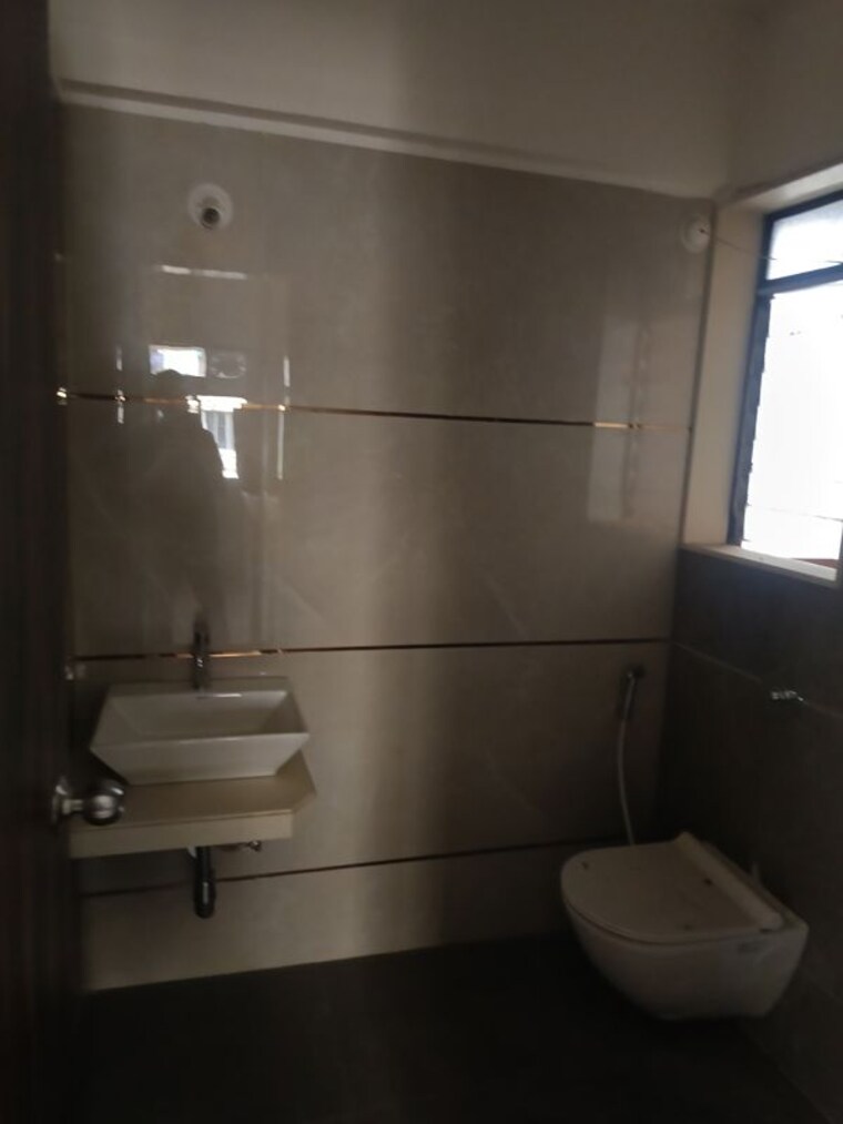 Bathroom, vardhman-grandeur 2 Bedroom 660 Sq.Ft. Apartment In Andheri West Mumbai 10067926