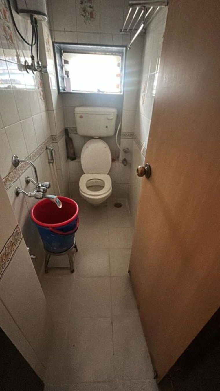 Bathroom, zalawad-darshan-chs 2.5 Bedroom 800 Sq.Ft. Apartment In Andheri West Mumbai 10067950